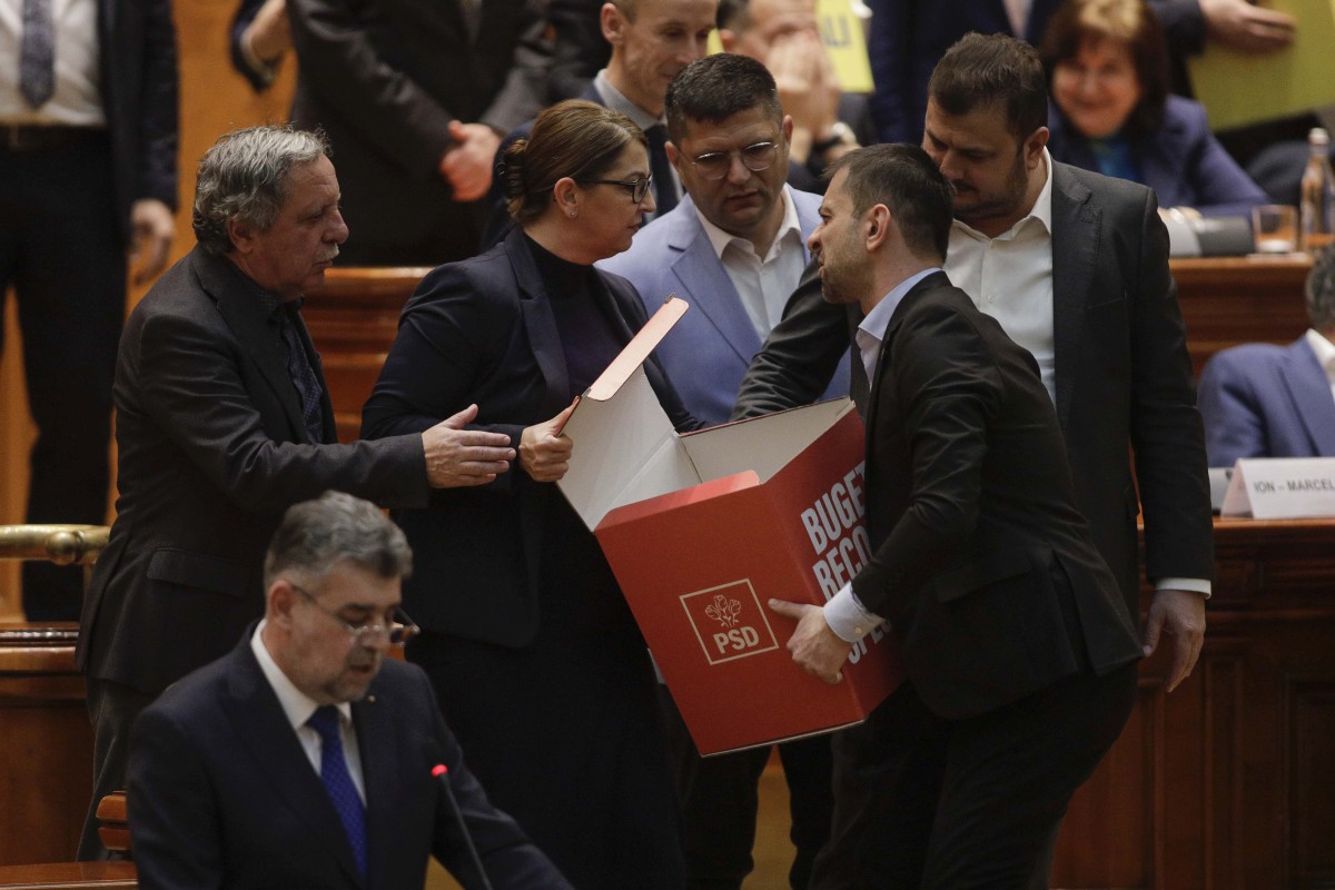 Discursul lui Ciolacu de la dezbaterea bugetului, întrerupt de protestul AUR și USR: „Inadmisibil ca românii să plătească taxe noi”