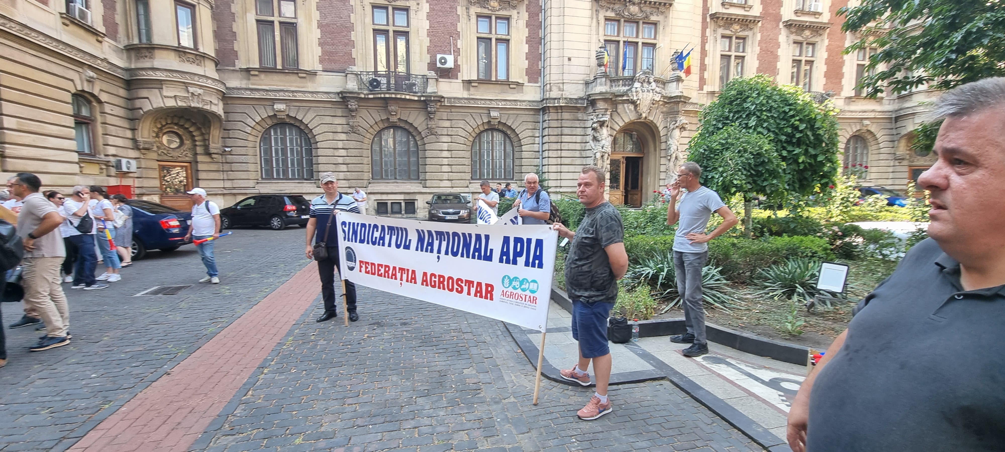 Profesorii și angajații din Sănătate protestează în fața Parlamentului chiar în ziua când Guvernul Bolojan își asumă măsurile de austeritate