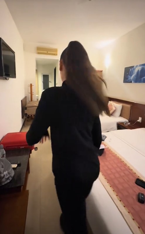 Imagini cu locul în care Irina Fodor a fost cazată la Asia Express. Camera de hotel avea mucegai pe pereți: „Miroase a șosete murdare”