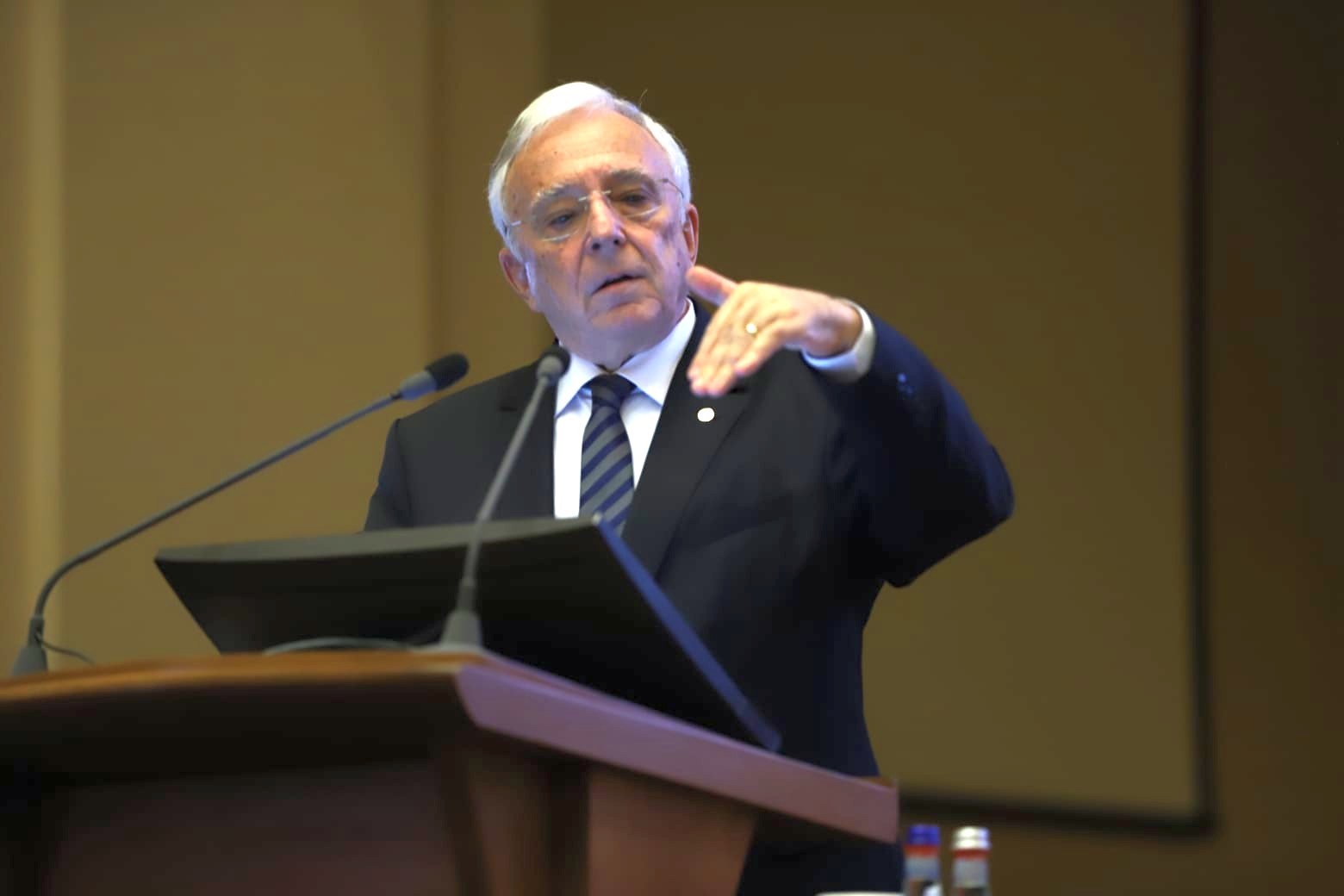 Mugur Isărescu, avertisment despre creșterile salariale: „Sunt decorelate cu productivitatea”