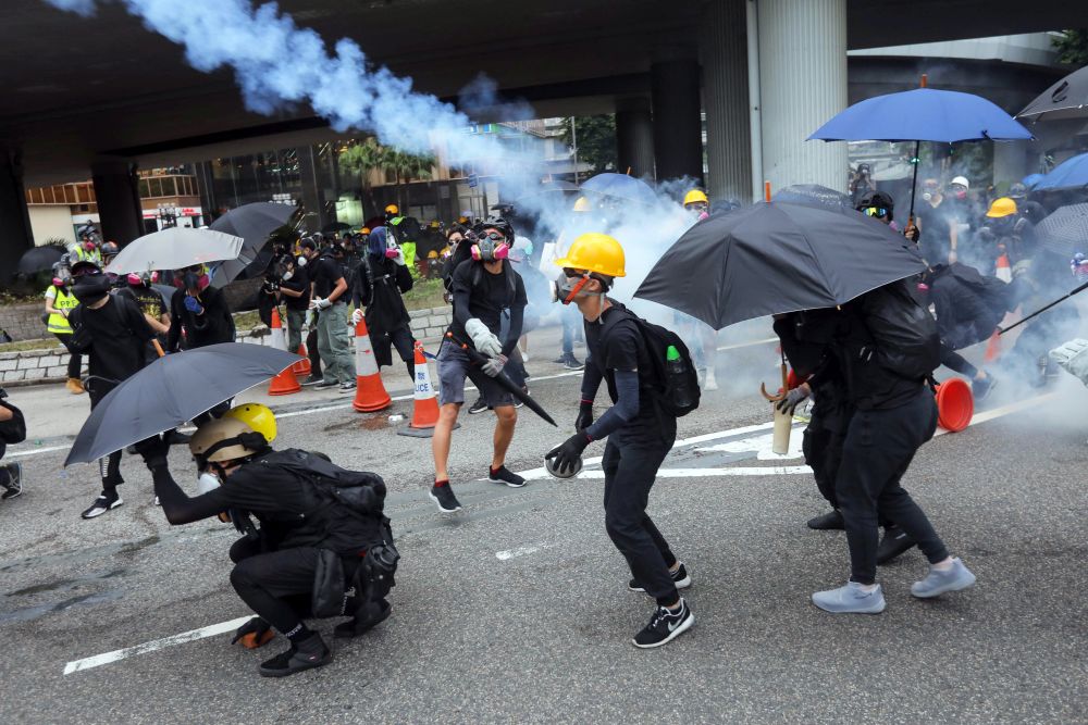 Noi violențe în Hong Kong. Zeci de mii de protestatari au sfidat interdicția impusă manifestațiilor publice