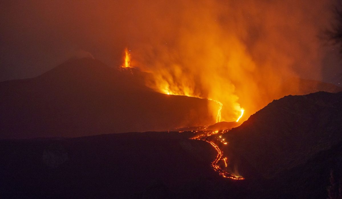 Vulcanul Etna a erupt cu un nor imens de cenușă: haos pe aeroportul din Catania, care a fost închis