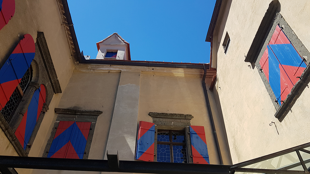 REPORTAJ ÎN AUSTRIA. Poliția păzește castelul prințului din Riegersburg, pentru că „le-am ucis ursul și s-au supărat foarte tare”