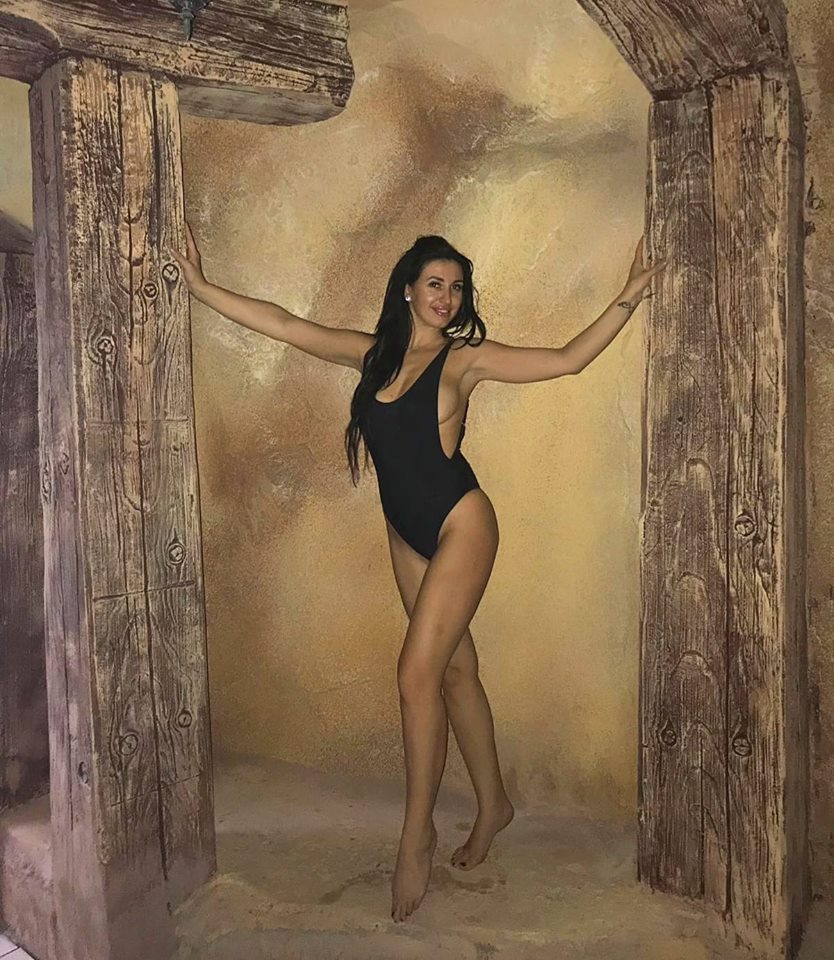 Mirela de la Insula Iubirii, în costum de baie și cu sânii la vedere. Bruneta pozează în ipostaze incitante | FOTO