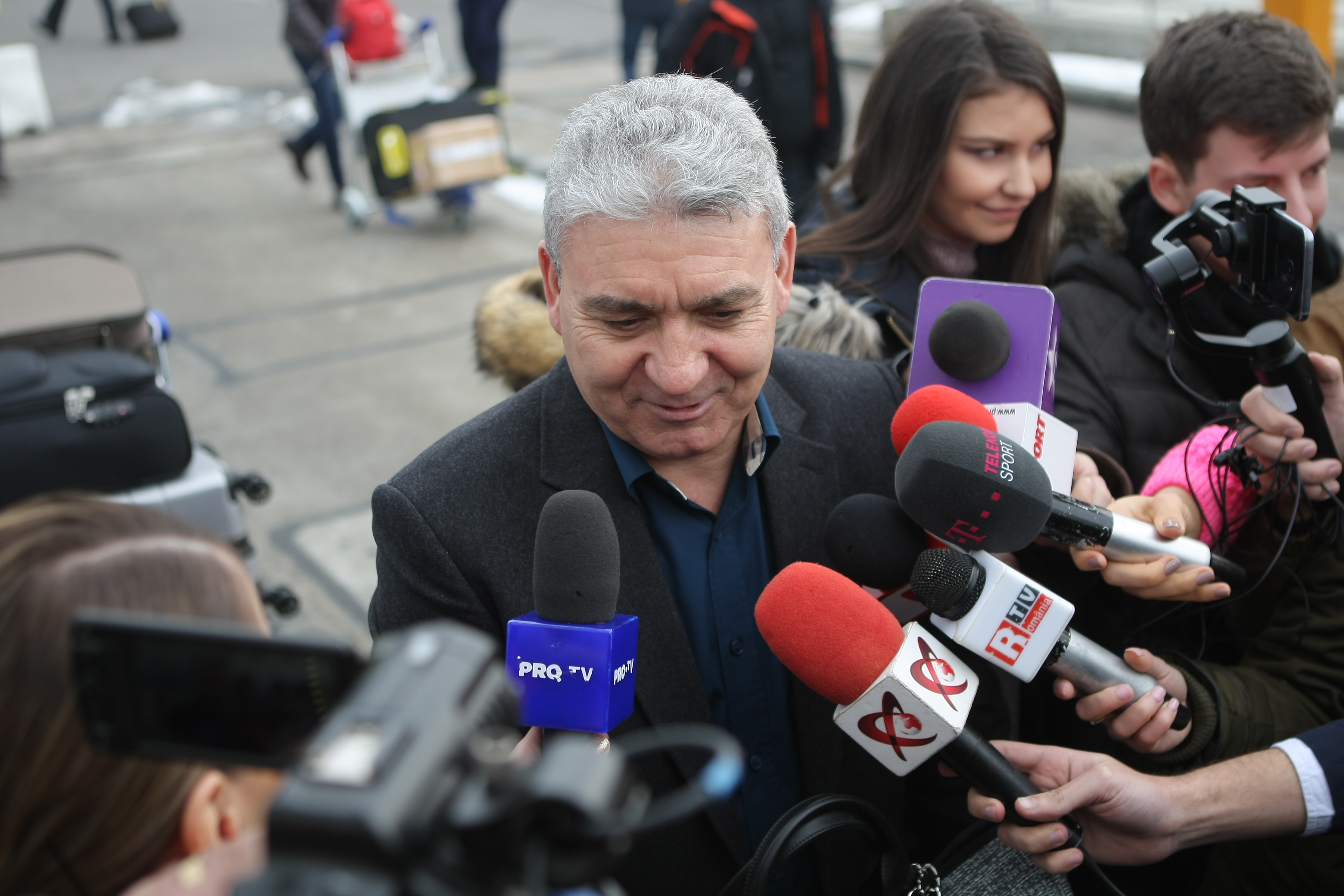 Simona Halep s-a întors acasă supărată și accidentată. A refuzat primirea la Salonul Oficial. Îmbulzeală la aeroport / GALERIE FOTO