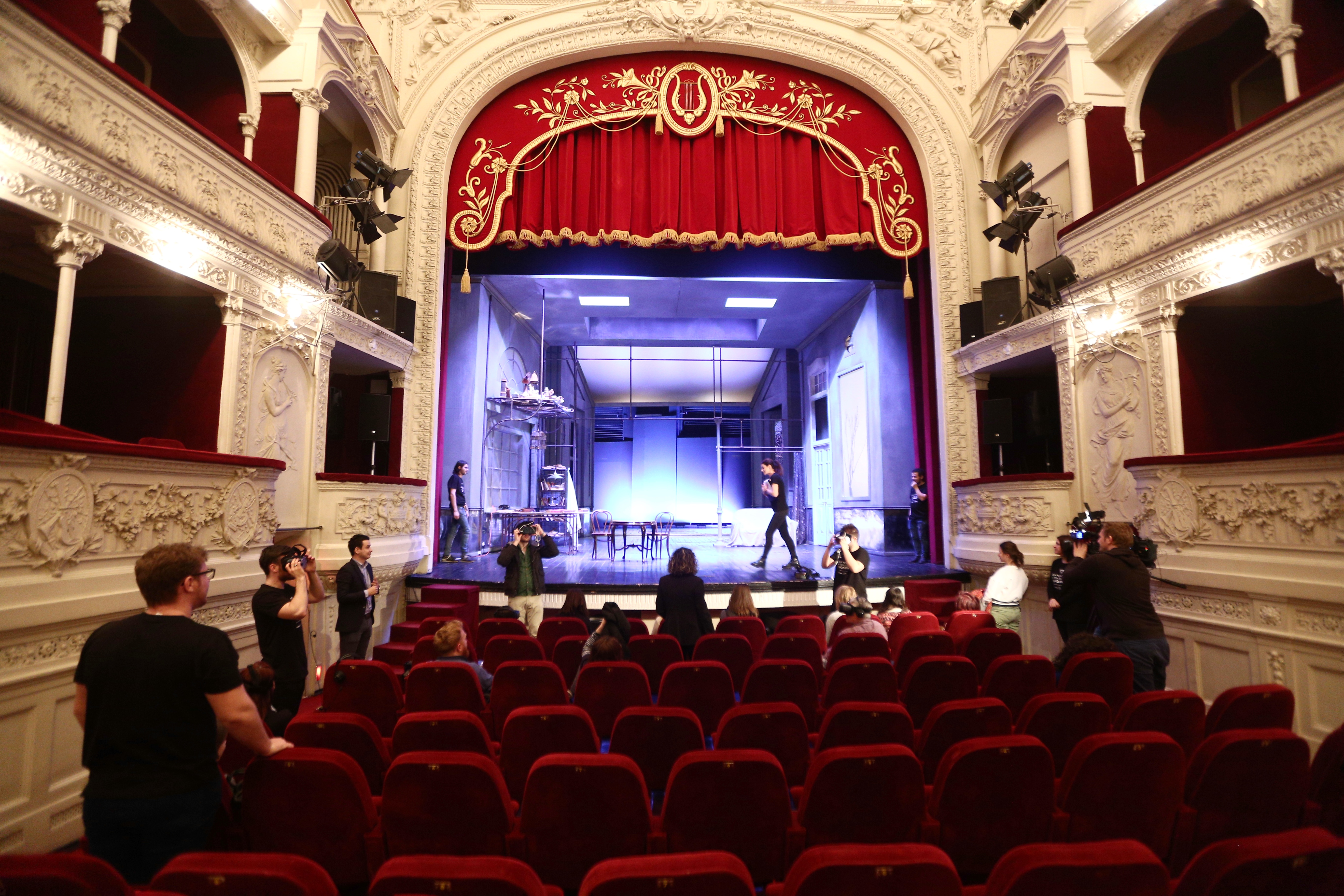 VIDEO/ Upgrade fascinant: Teatrul Odeon cu VR, căști neuronale și portrete digitale. Când tehnologia te poate duce și în... trecut
