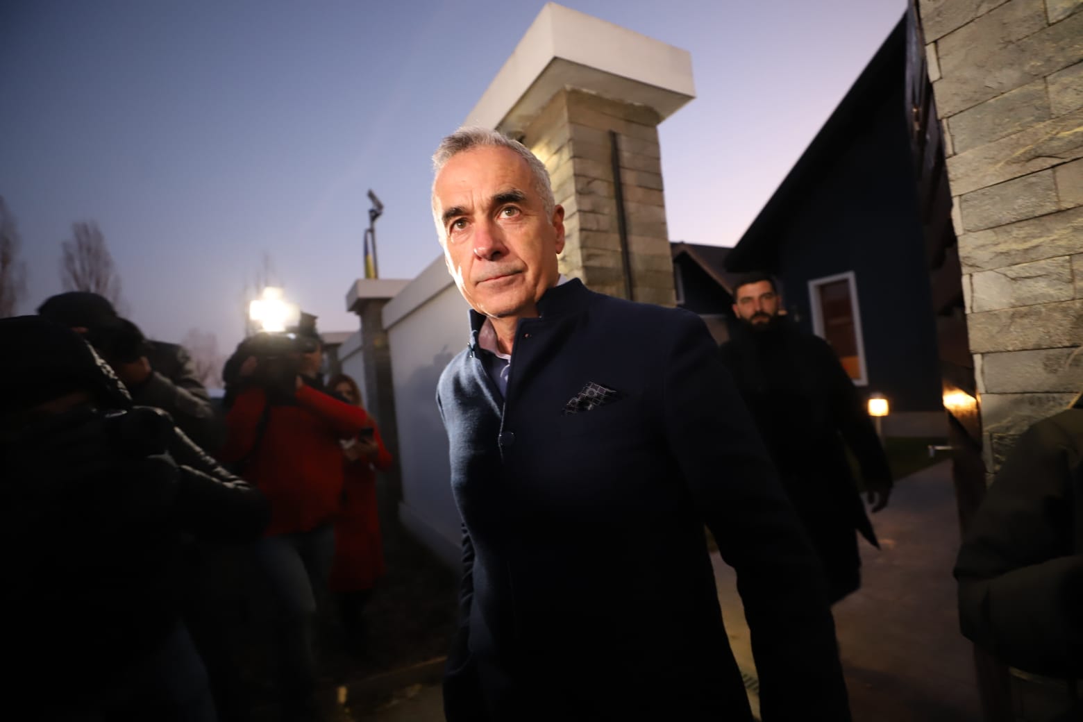 Călin Georgescu a chemat presa la poartă, dar a refuzat să răspundă la întrebări. Jurnaliștii: „Și Vladimir Putin răspunde”