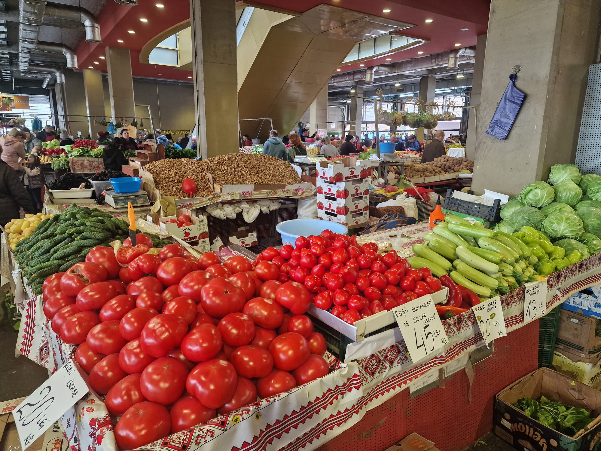 FOTO. Cât costă roșia românească în Piața Obor: bate prețul kilogramului de miel, dar există și o alternativă
