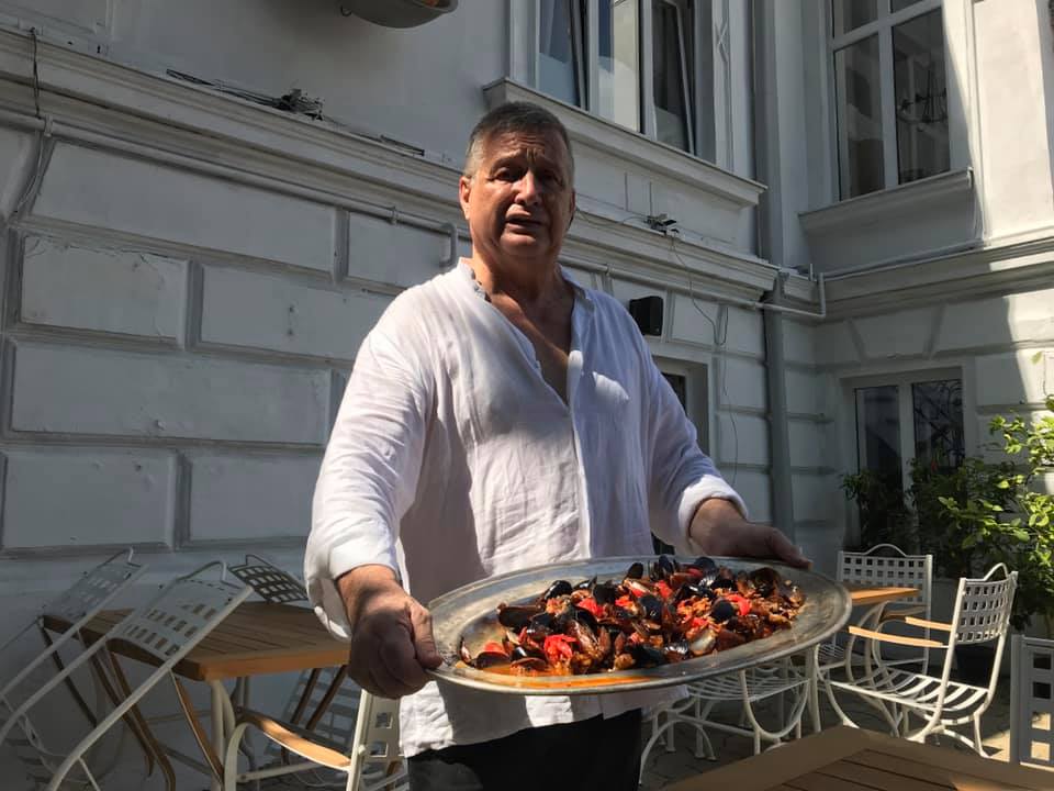 Cât costă o porție de salată de boeuf la restaurantul lui Mircea Dinescu din București: „Testăm și ne dăm cu părerea”