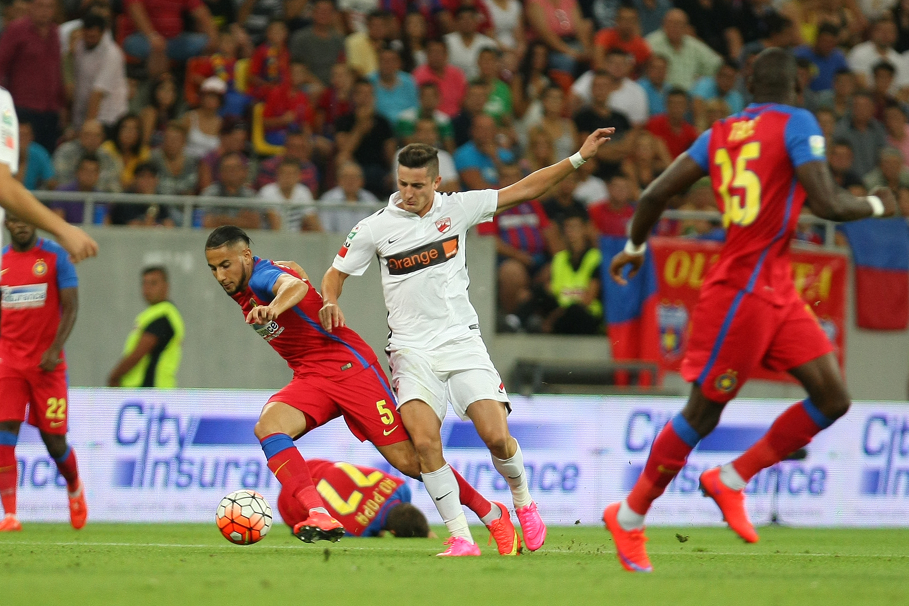 STEAUA - DINAMO 0-0. Derby bun, intens, dar nul! Meciul a început cu o reclamă la unguente contra reumatismului!
