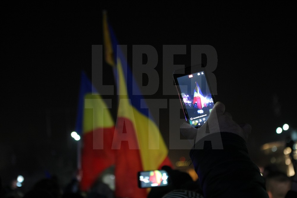 UPDATE. Protest, miercuri seara, în Piața Victoriei. ”Uniți toți, scăpăm țara de hoți!”. Hora frăției, în fața Guvernului / GALERIE FOTO