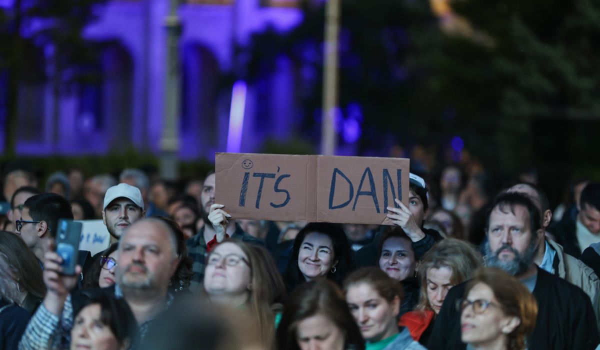 Mii de oameni în Piața Victoriei la mitingul „România în lumină”, organizat de Nicușor Dan. Jandarmeria a sesizat AEP pentru „propagandă electorală” | VIDEO