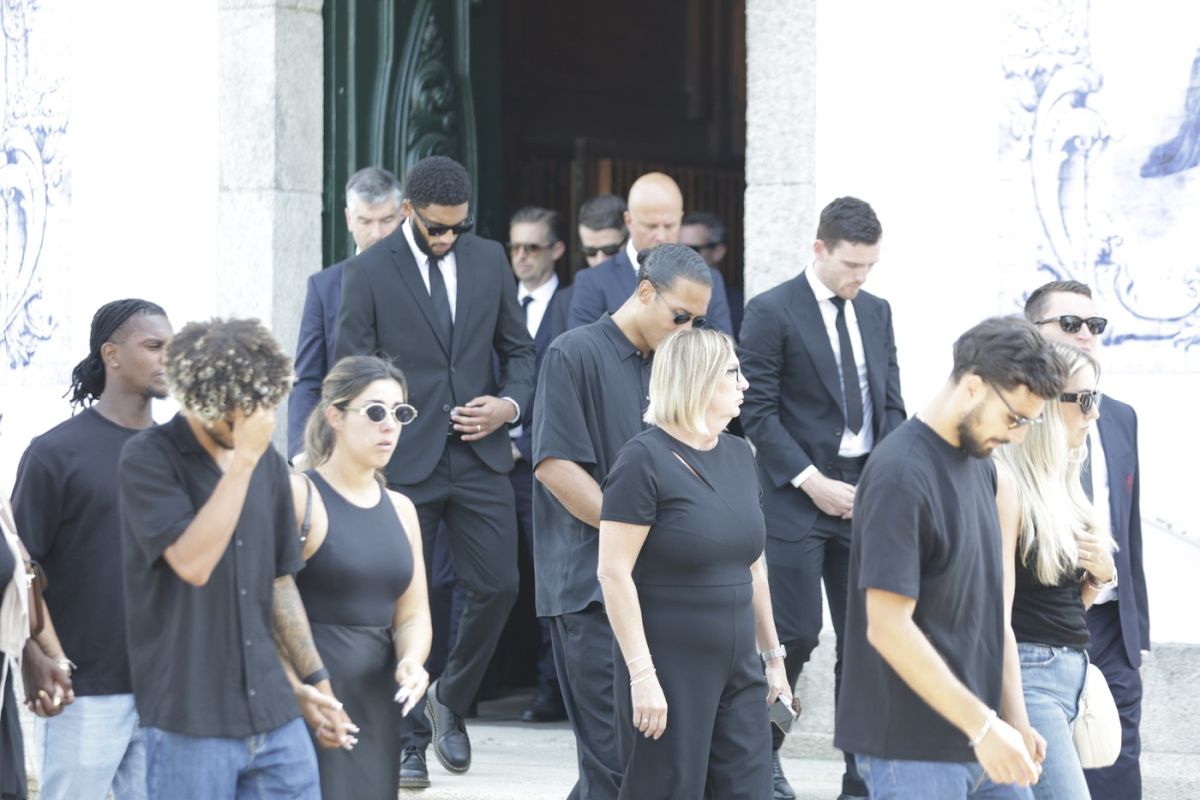 Lumea fotbalului în lacrimi. Imagini emoționante de la înmormântarea lui Diego Jota și a fratelui său