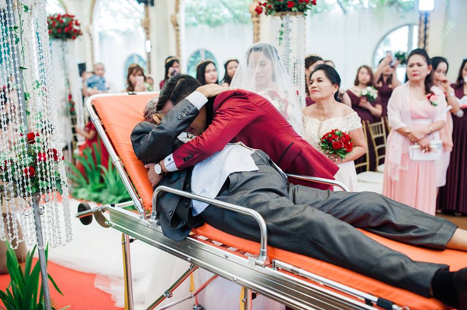 FOTO | Un tată bolnav de cancer în fază terminală și-a împlinit ultima dorință: Și-a condus fiica la altar