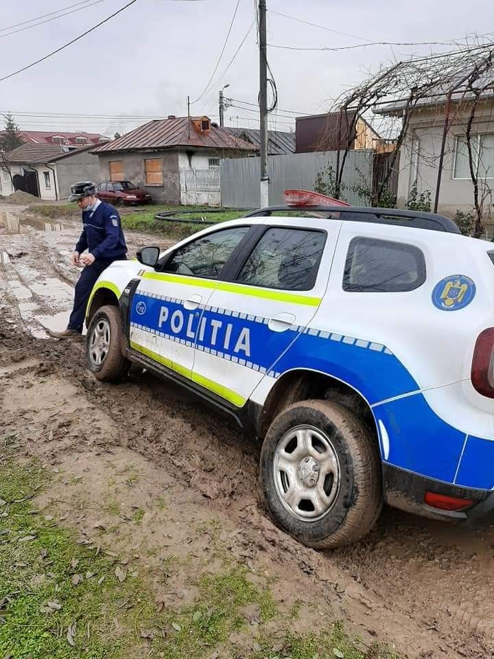 O mașină de poliție din Brăila s-a împotmolit în noroi. Agenții au fost ajutați de localnici
