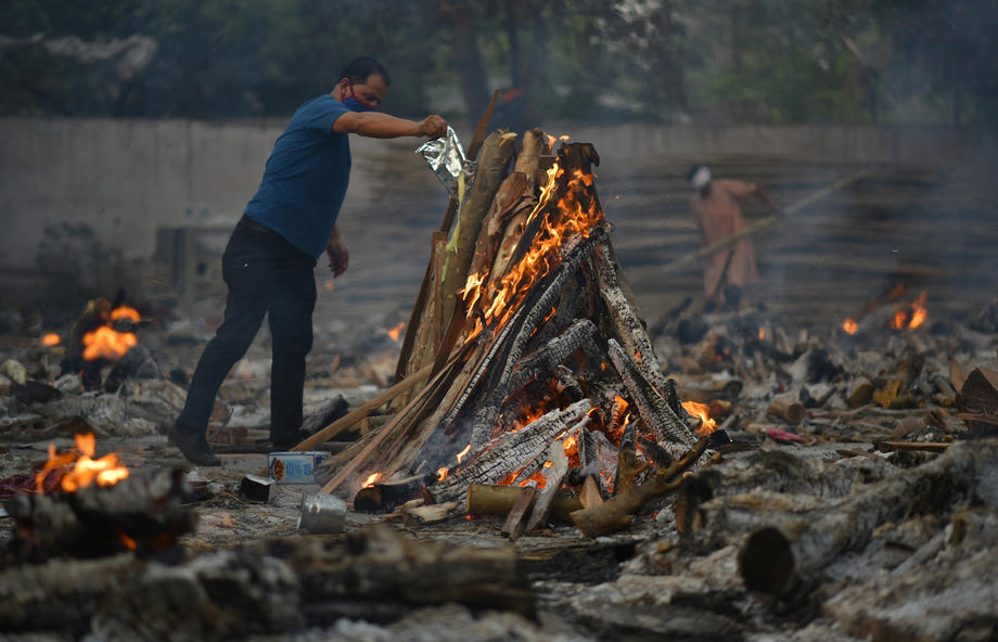 India, aproape de colaps în urma valului COVID. Parcări transformate în incineratoare