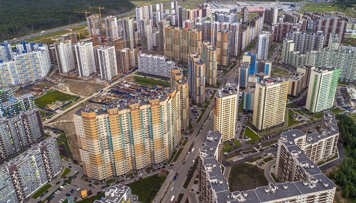 Cum trăiesc 20.000 de oameni într-un singur bloc, în Rusia. „Furnicarul uman” din Sankt Petersburg are 35 de intrări și 3.708 apartamente