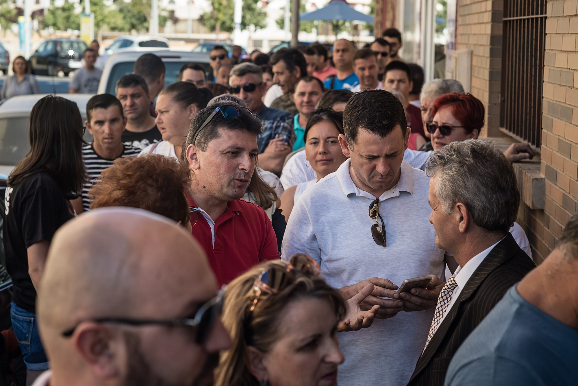 Consulul Robert Hellvig din Almeria povestește că a vrut să deschidă șase secții de votare în loc de patru, dar s-a izbit de refuzul unora dintre autoritățile spaniole. „În Jaén ne-au dat flit total!“