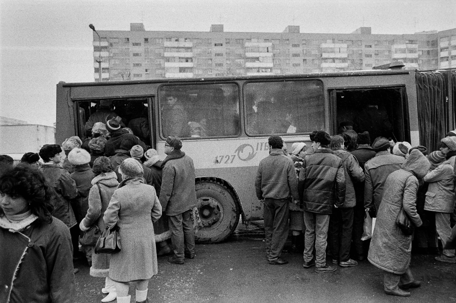 Bucureștiul liber de acum 30 de ani, fotografiat de un japonez aventurier: “Am văzut mulți oameni frumoși și liberi în acele zile”
