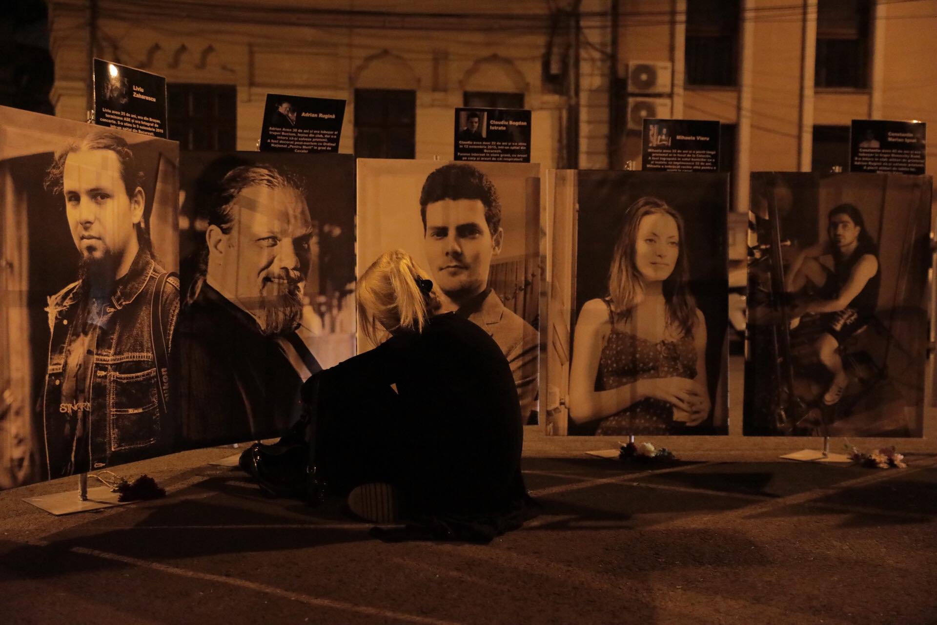Marș în memoria victimelor de la Colectiv. Fotografiile tinerilor care au murit au fost așezate în fața Parchetului