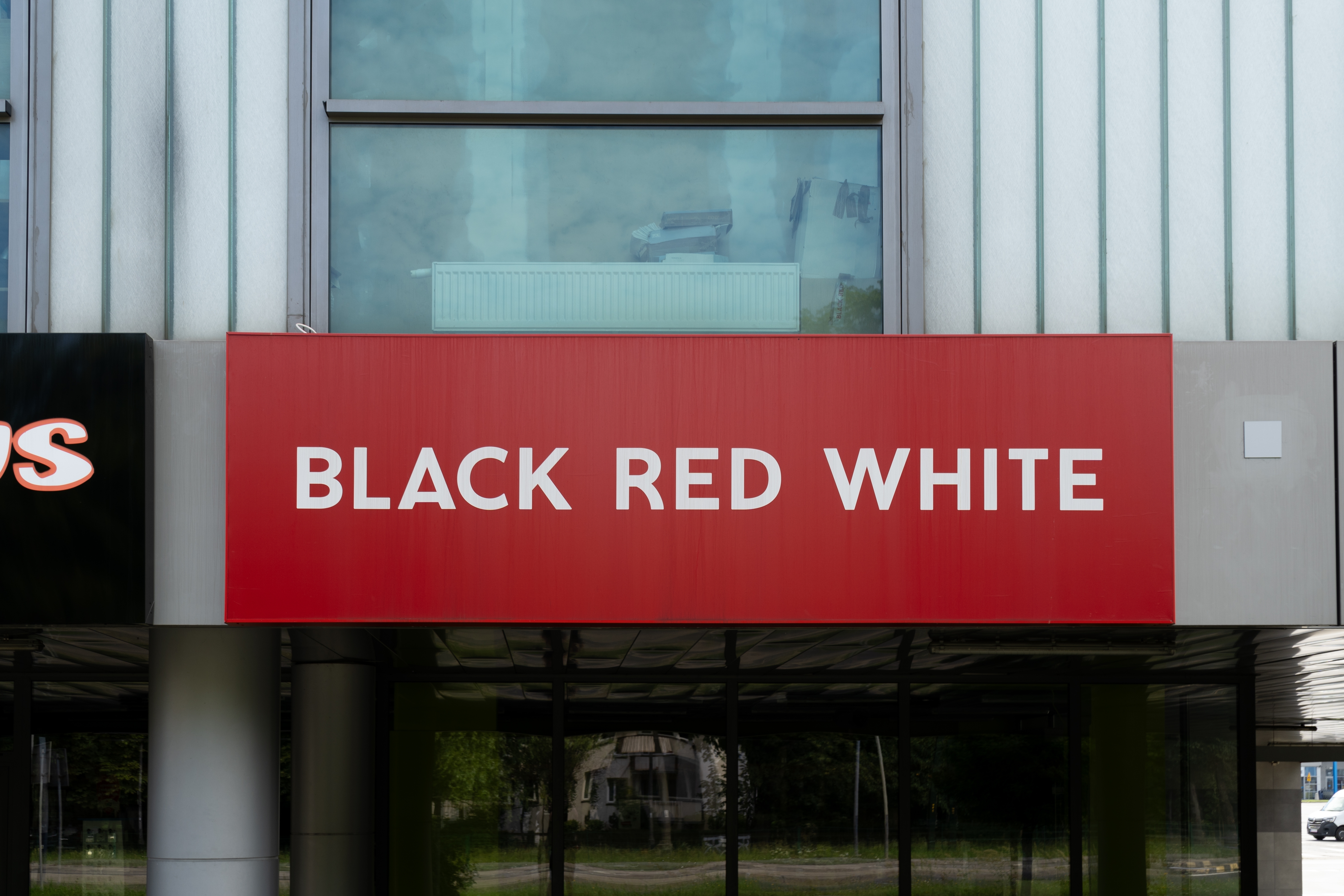 Meblowy gigant przejmuje Black Red White