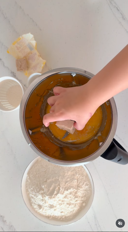 Rețeta de pâine dulce recomandată de Elwira Petre. Preparatul este ideal pentru micul dejun sau o gustare
