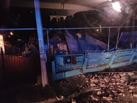 Casă prăbușită peste o bătrână, în urma unei explozii puternice în Roman. Femeia a fost grav rănită/ FOTO