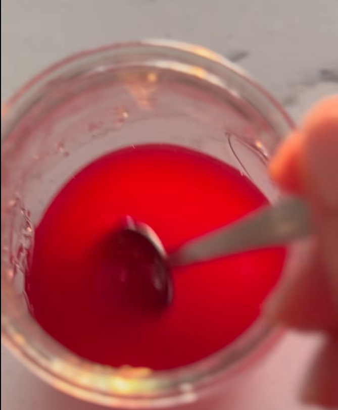 Rețeta de sirop de ceapă a Elwirei Petre. Ea îl bea pentru calmarea tusei și pentru durerile în gât