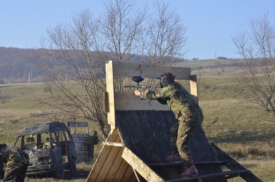 Naționala feminină de handbal a României s-a relaxat la paintball înainte de Trofeul Carpați. Programul competiției | GALERIE FOTO
