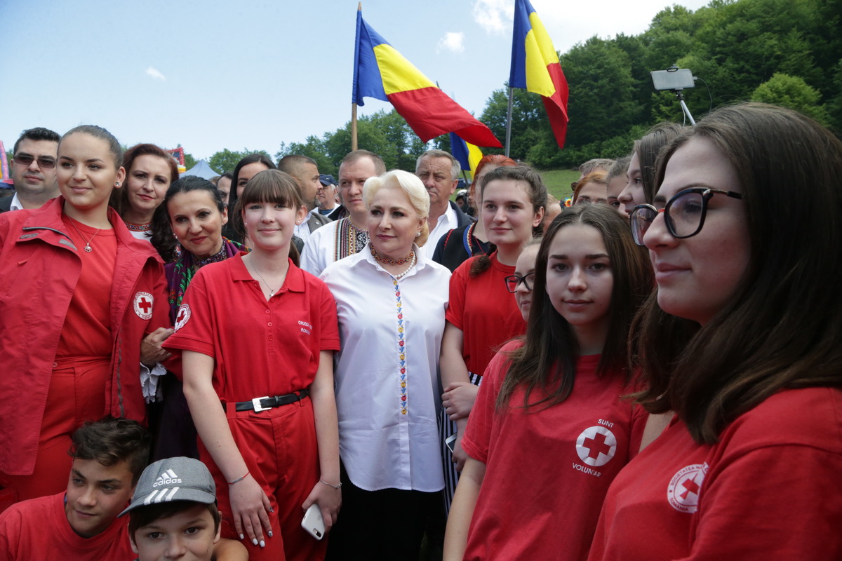 FOTO | Premierul Viorica Dăncilă a mers la Festivalul Sâmbra Oilor. Reacţie la protestele din ultimele zile: "Adevăraţii români sunt oameni care îşi bazează atitudinea pe argumente"