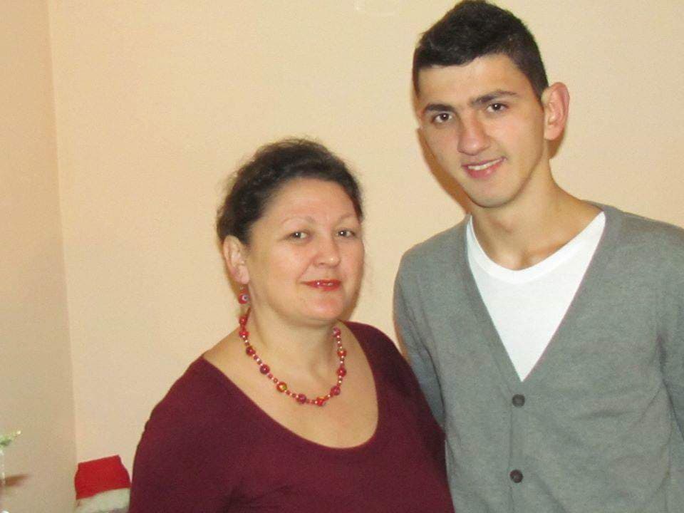 FOTO/ Și-a transformat propria suferință în dragoste pentru oamenii cu deficiențe de auz. Ionica Tarău luptă ca aceștia să nu ajungă să aștepte pensia de handicap de 375 de lei