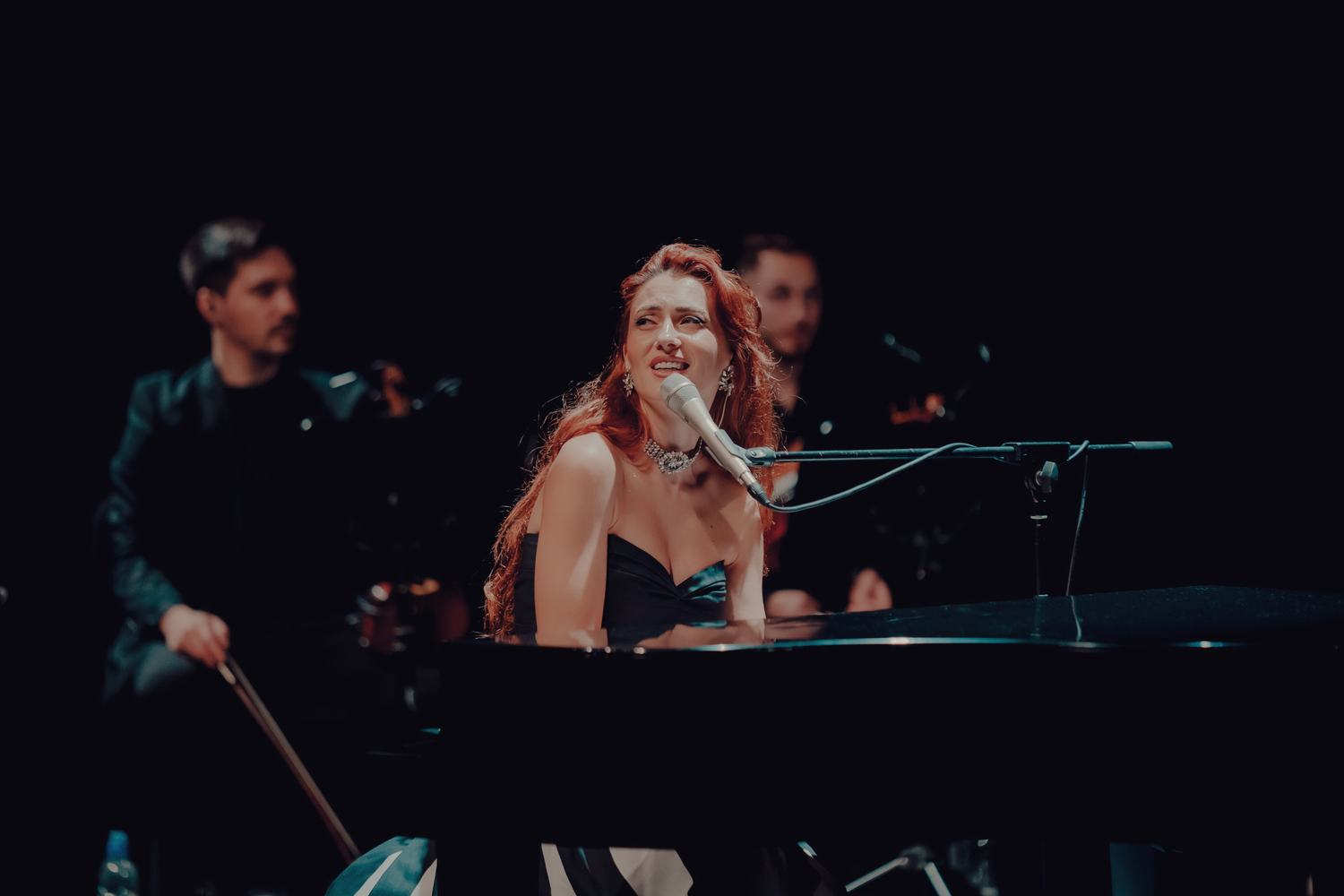 Leyah, artista din România care a dezvoltat un nou gen muzical, cinematic pop: „Am fost crescută cu ideea că munca nu se face cu jumătăți de măsură”