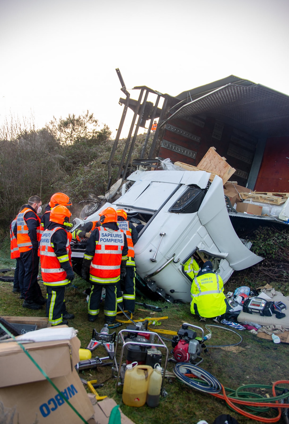 Șofer român de TIR scos după 4 ore din cabina căzută într-o râpă și strivită, în Franța