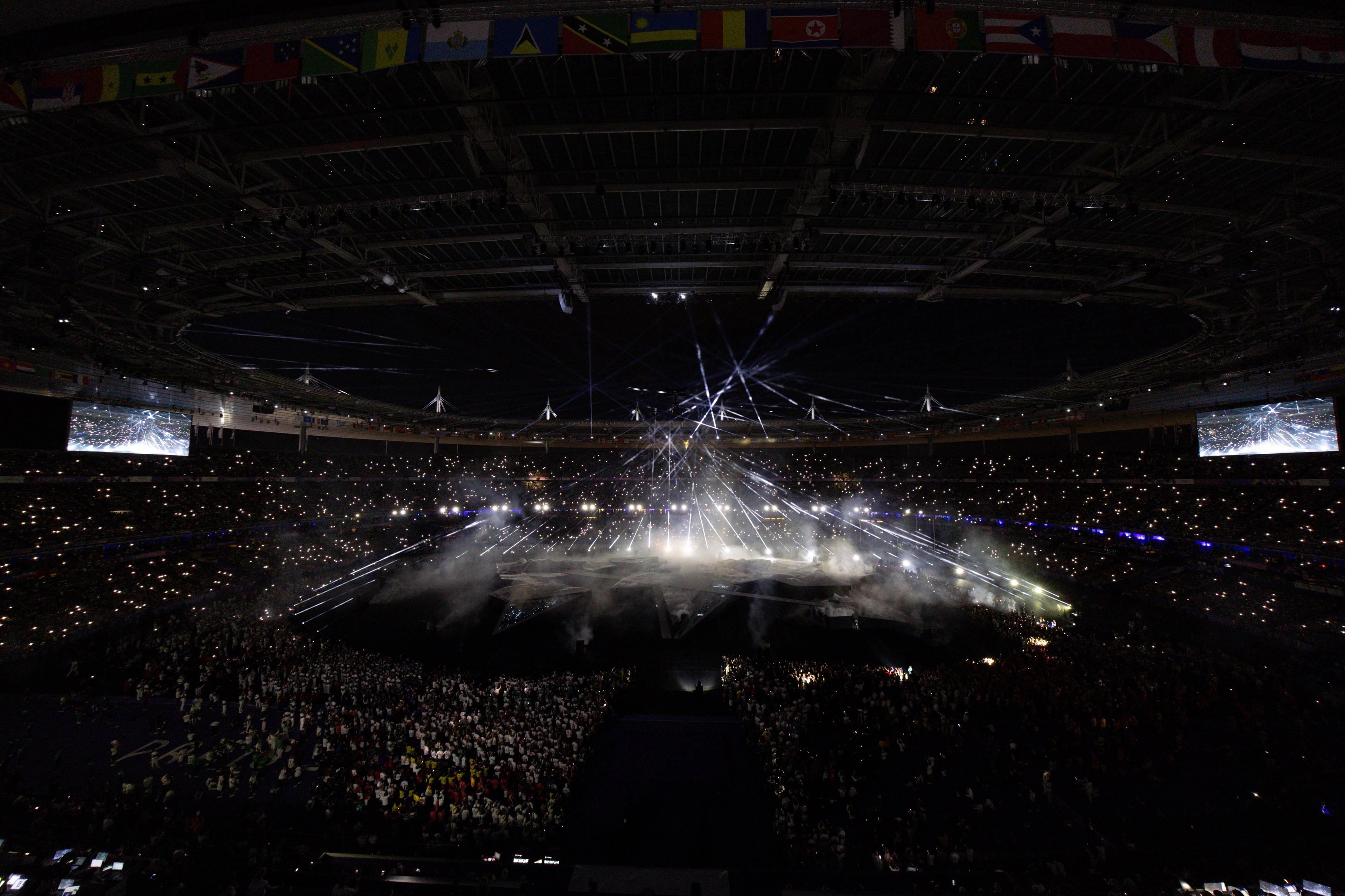 Jocurile Olimpice s-au încheiat cu o ceremonie spectaculoasă pe Stade de France. Tom Cruise a preluat ștafeta, după o cascadorie inspirată din filmele „Misiune Imposibilă”