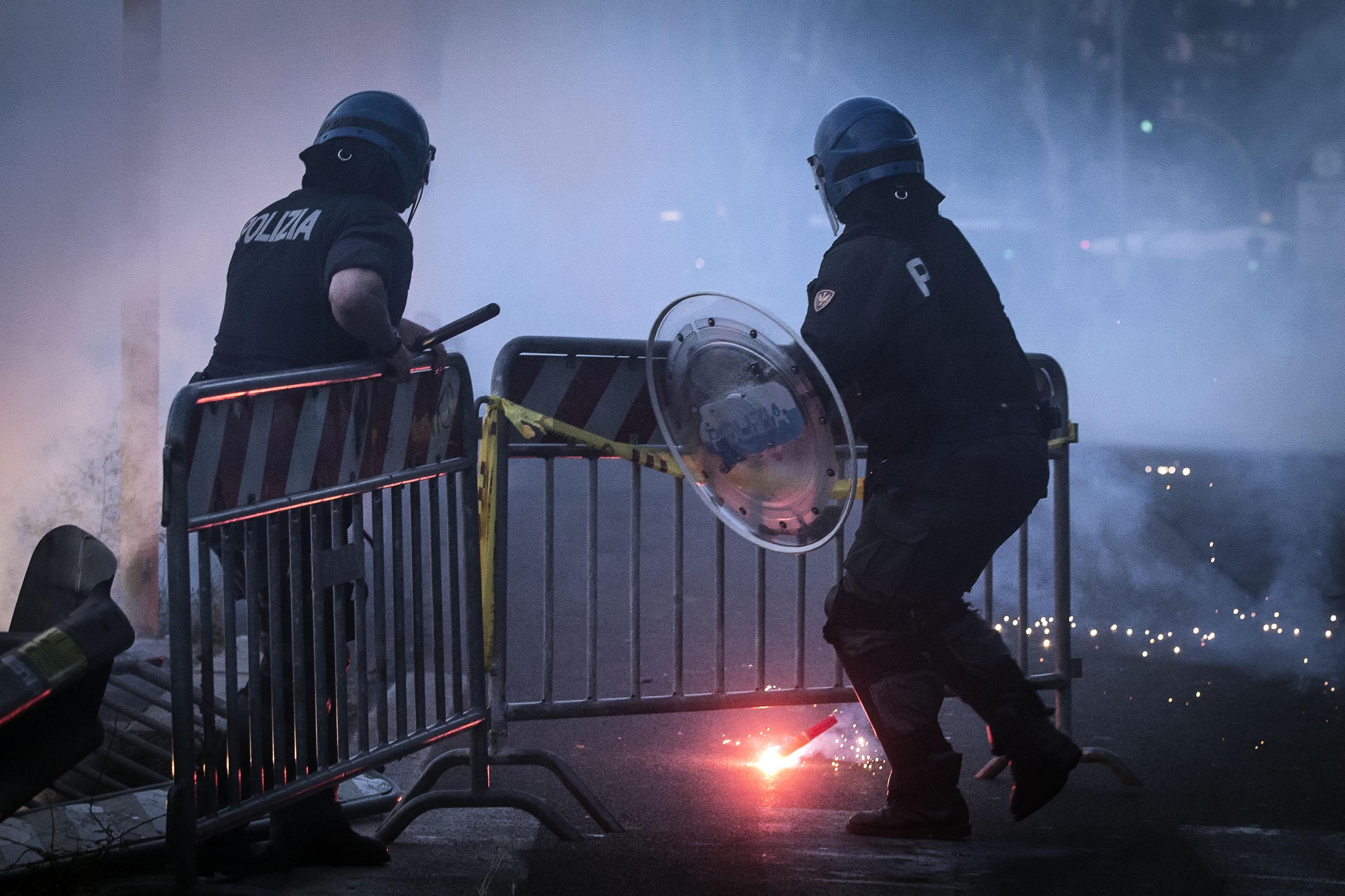 Sânge în ”Cetatea Eternă”! Doi fani ai echipei AS Roma au fost înjunghiați de rivalii de la Lazio! Confruntări violente între ultrași și forțele de ordine / GALERIE FOTO & VIDEO
