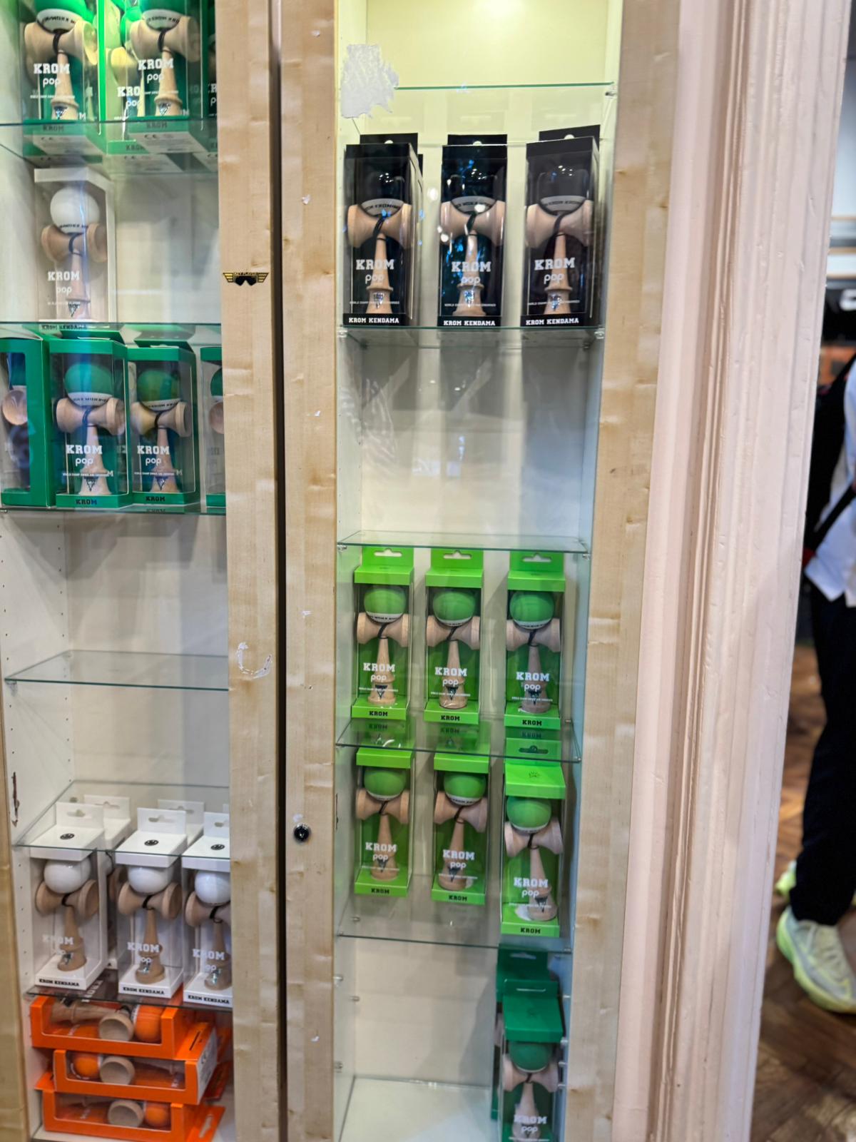 Cozi la magazinele din București în care se vinde Kendama. Modelele Sweets și Krom Pop, cele mai căutate. Influencerul Bisoi le promovează