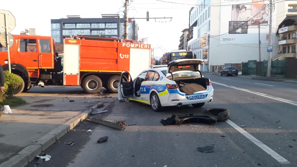 Un BMW nou al Poliției, distrus într-un accident cu patru mașini pe o stradă din Cluj