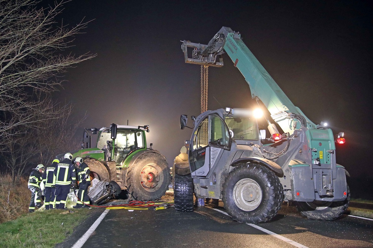 Salvatorii n-au știut ore în șir câți oameni erau într-o mașină strivită complet de un tractor, pe un drum din Germania