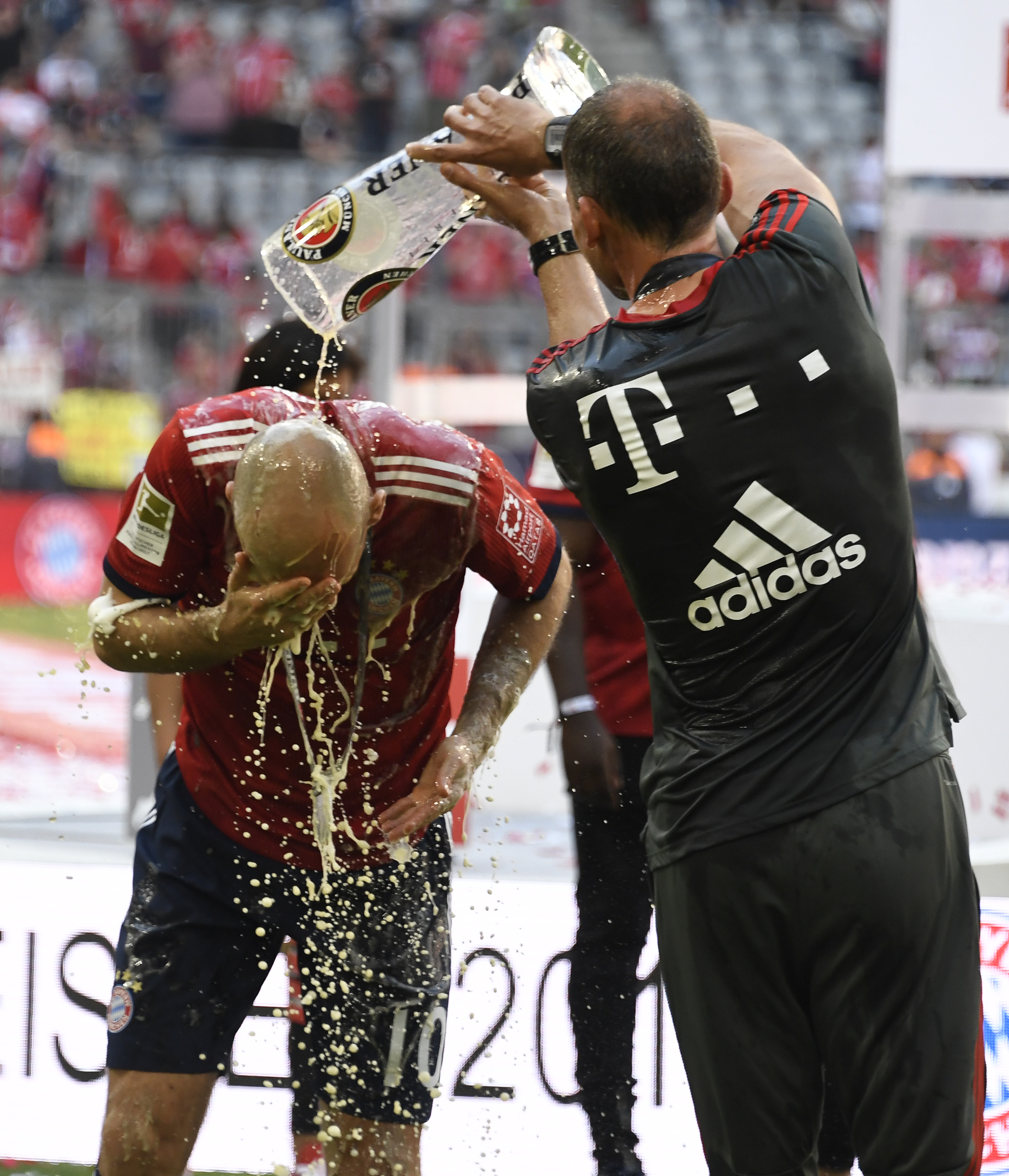 Bundesliga Germania, etapa 34. Hamburger SV a retrogradat prima oară în istorie și pe stadion s-a declanșat iadul! | VIDEO