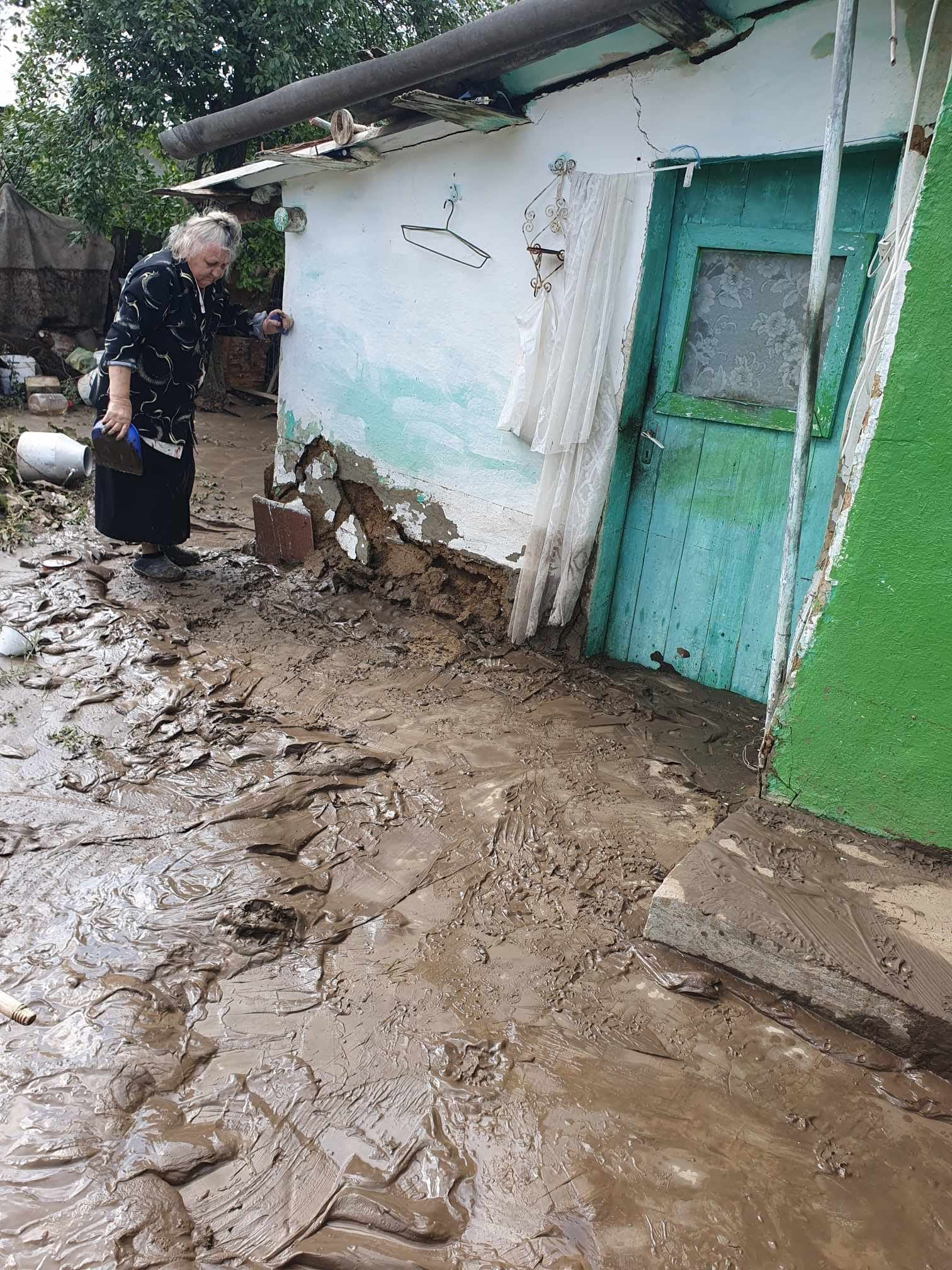 Drama oamenilor loviți de inundațiile din Galați: „Toate satele copilăriei mele sunt sub ape. O imensă tristețe, furie și resemnare” | VIDEO