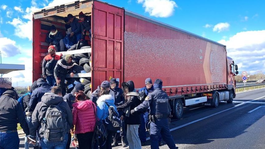 Șofer român de TIR prins cu 54 de migranți înghesuiți de-a valma între cauciucuri, în Ungaria. Migranții au fost trimiși înapoi în România