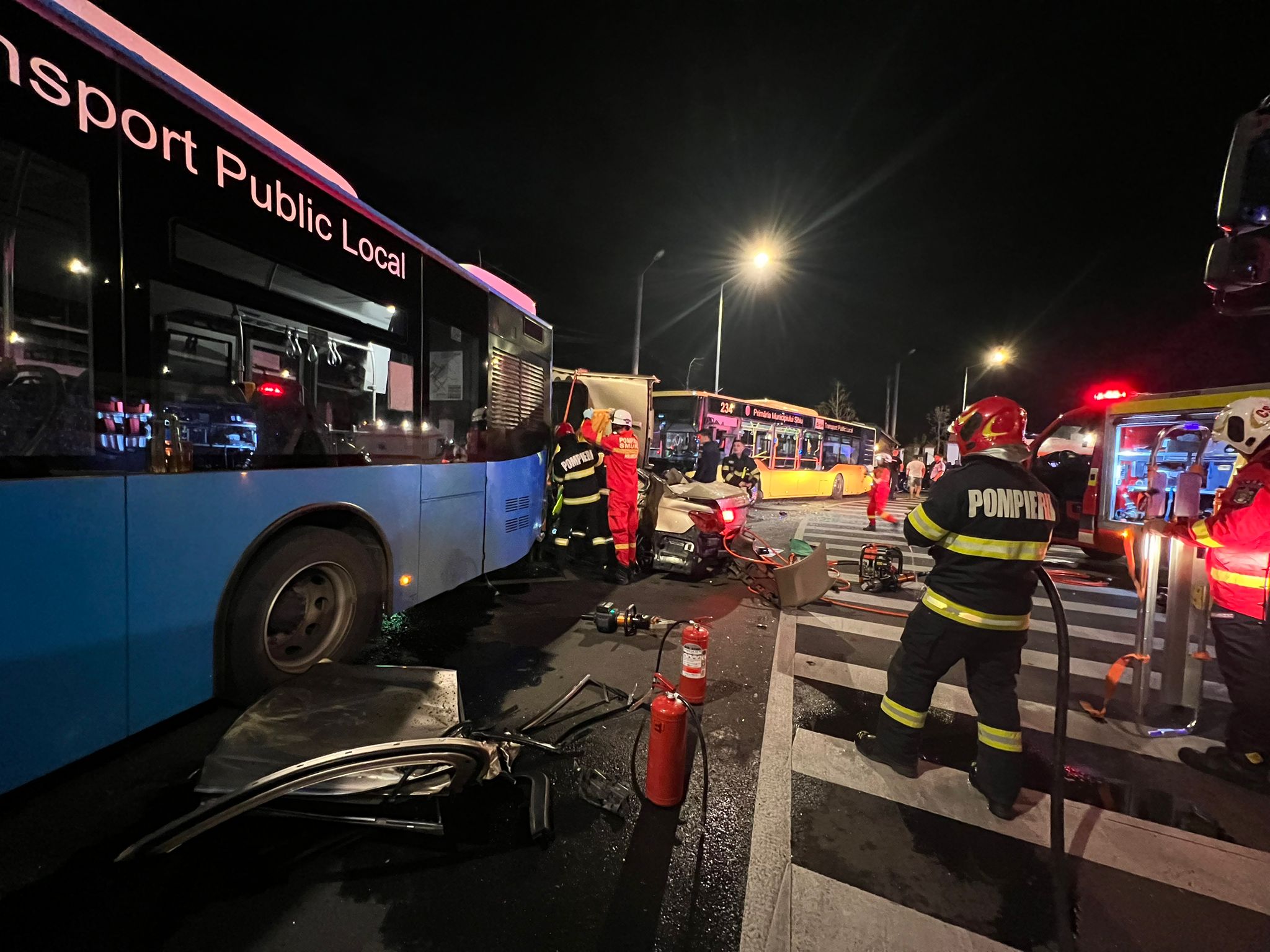 O mașină s-a izbit violent de două autobuze, în Sibiu. Două persoane au rămas încarcerate, una fiind inconștientă