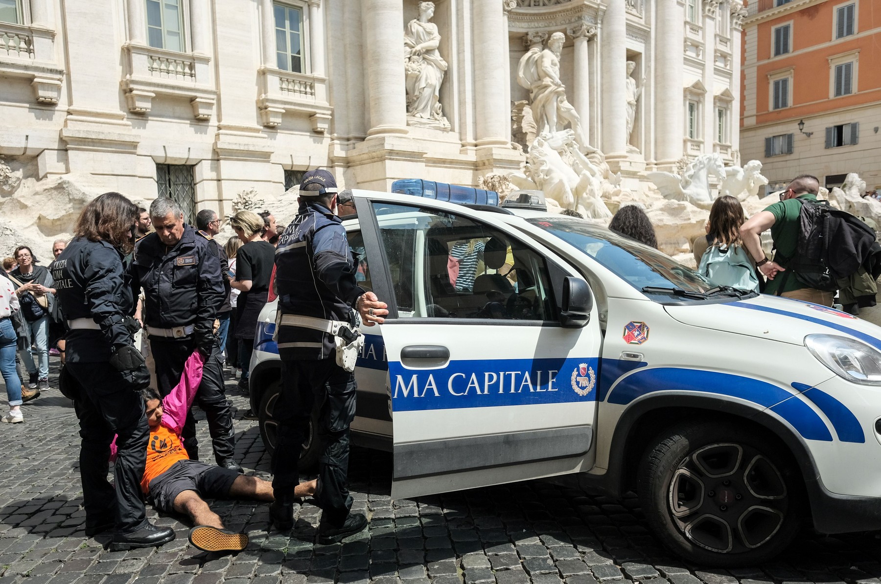 Activiștii de mediu au înnegrit apa din Fontana di Trevi. „Țara noastră este pe moarte”