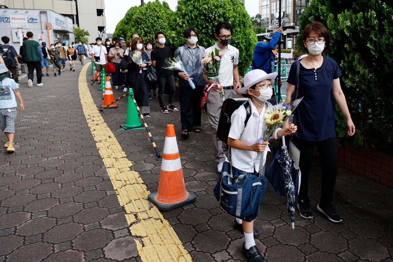 Japonezii au format cozi uriașe pentru a-i aduce un ultim omagiu lui Shinzo Abe. Munte de flori în locul în care a fost asasinat
