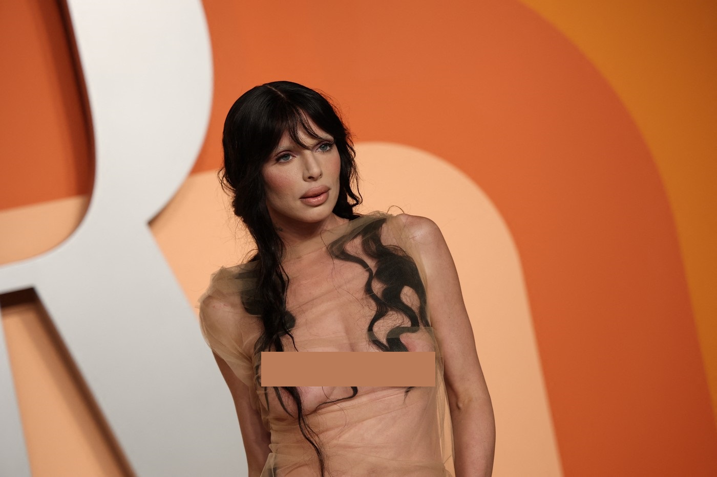 Julia Fox a copiat-o pe Bianca Censori și a apărut la Oscar 2025 într-o rochie transparentă, fără lenjerie intimă. Legătura ei cu Kanye West
