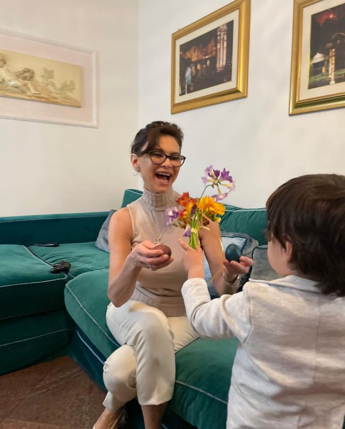Imagini din apartamentul în care Ramona Bădescu locuiește în Italia. Are o bucătărie impresionantă, iar pe terasă a plantat lămâi și mandarini