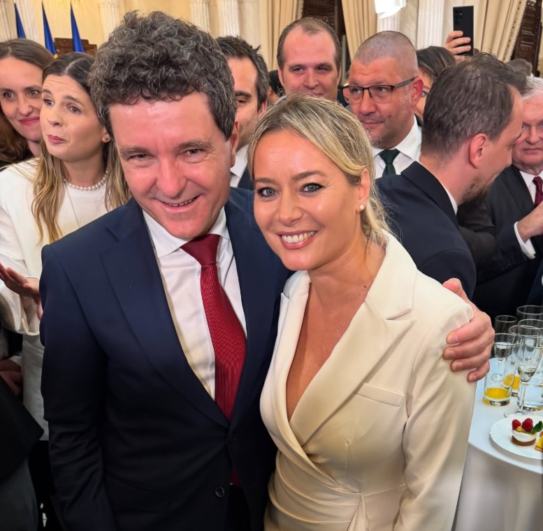 Imagini cu vedetele la învestirea lui Nicușor Dan. Delia, Andreea Raicu și Anca Serea nu au ratat ocazia de a face poză cu noul președinte al României