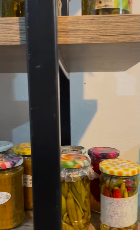 Imagini din cămara Danei Nălbaru și a lui Dragoș Bucur. Fanii le-au atras atenția: „Nu păstrați țuica în sticle de plastic”