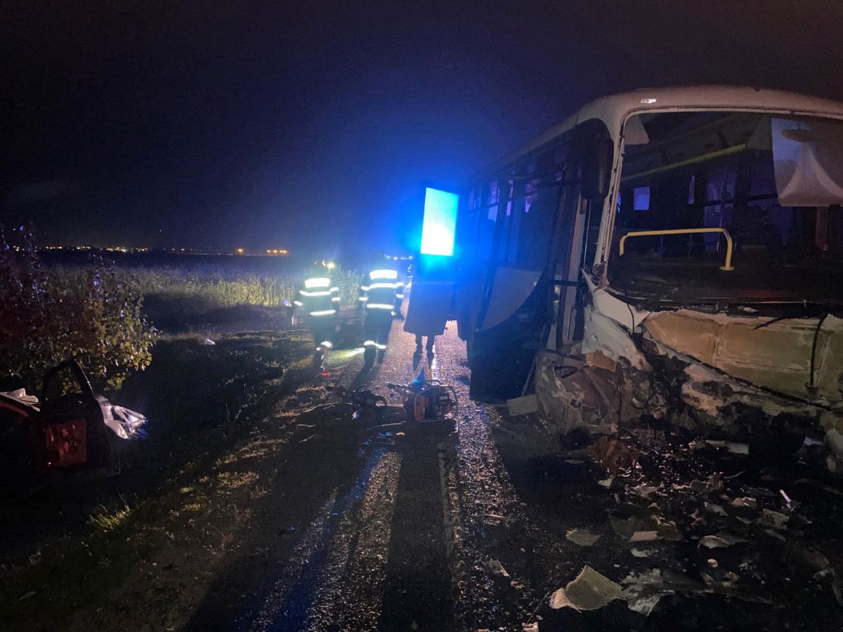 Un băiat de 17 ani a murit și 21 de persoane au fost rănite, după ce mașina condusă de minor și un microbuz s-au ciocnit în județul Hunedoara