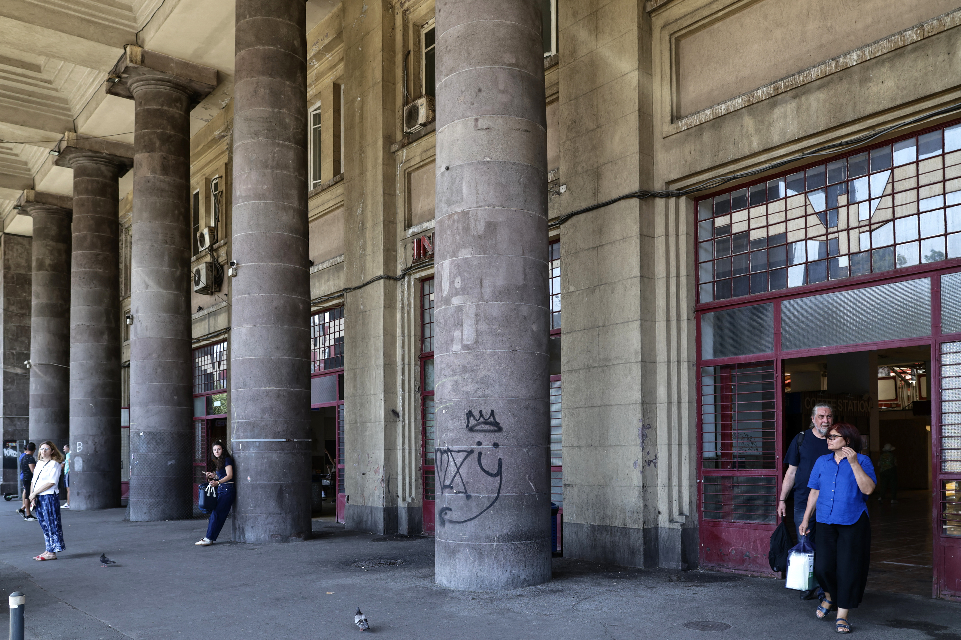 Icoane, merdenele și chiloți. Între istorie și mizerie: ce s-a ales de una dintre cele mai importante clădiri din București